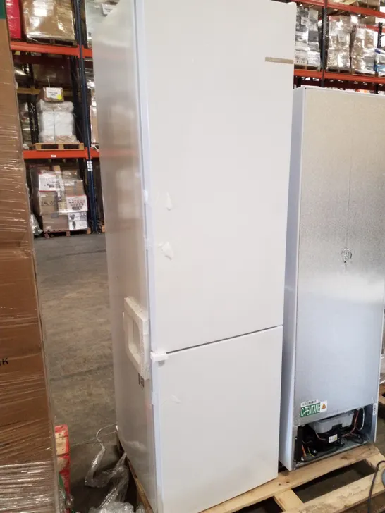 BOSCH SERIE 4 FREESTANDING FRIDGE FREEZER WHITE