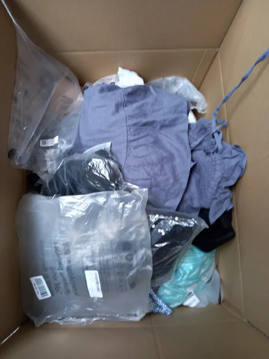 BOX OF APPROXIMATELY 25 ASSORTED CLOTHING ITEMS TO INCLUDE - SHIRT , JEANS , HAT ETC