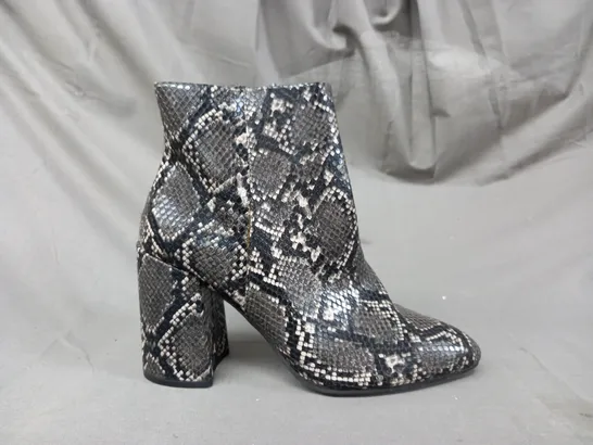 BOXED PAIR OF STEVE MADDEN ANKLE BOOTS IN GREY/OTHER SNAKE EU SIZE 41