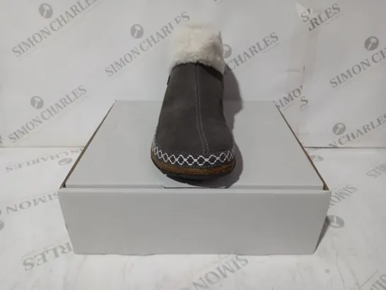 BOXED PAIR OF EARTH ORIGINS EMMALYN BOOTIES IN GREY UK SIZE 8