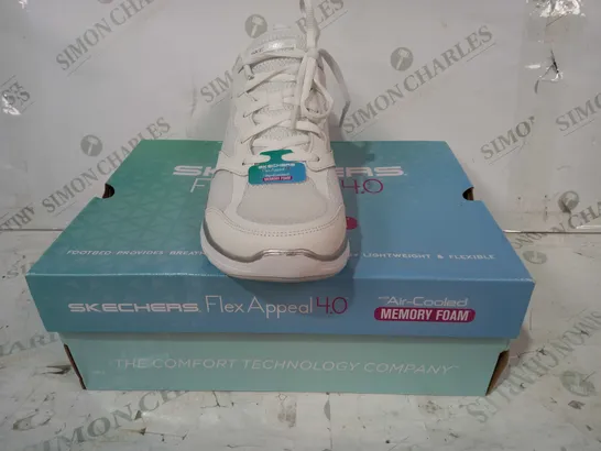 BOXED PAIR OF SKECHERS FLEX APPEAL 4.0 MEMORY FOAM TRAINERS IN WHITE UK SIZE 7