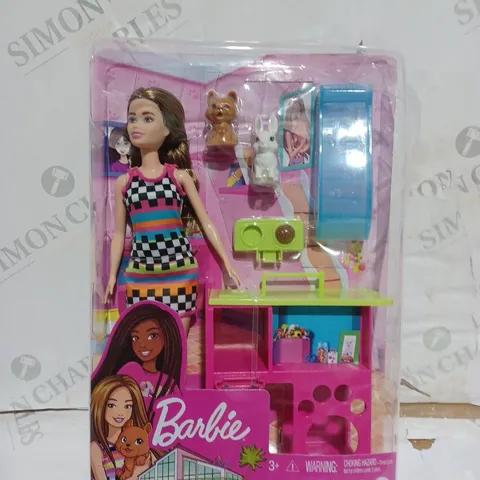 BOXED BARBIE DOLL AND PLAYSET AGES 3+