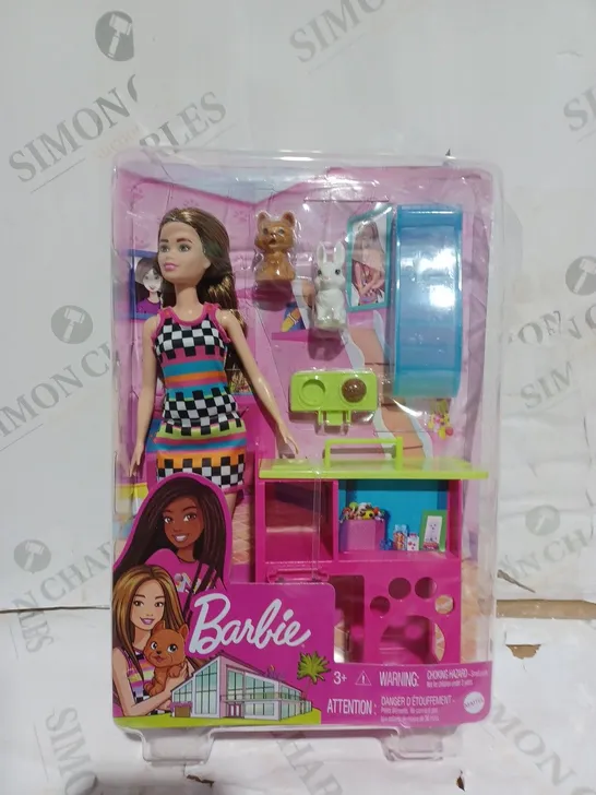 BOXED BARBIE DOLL AND PLAYSET AGES 3+