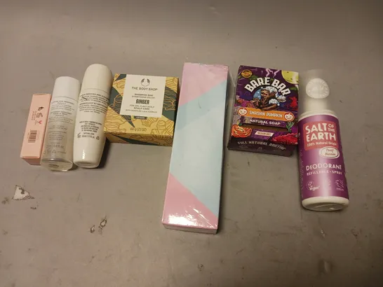 BOX OF APPROXIMATELY 20 COSMETIC ITEMS TO INCLUDE - DR SQUATCH DEODRANT, SOAP, SHMPOO, AND NIP FAB BOOST TRIO ETC.