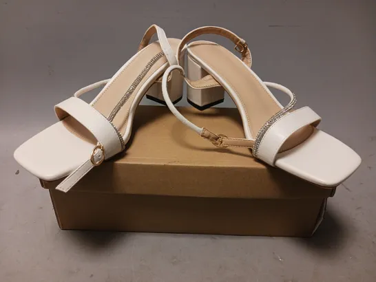 BOXED PAIR OF DESIGNER OPEN TOE BLOCK HEEL STRAPPY SANDALS IN WHITE W. JEWEL EFFECT EU SIZE 40