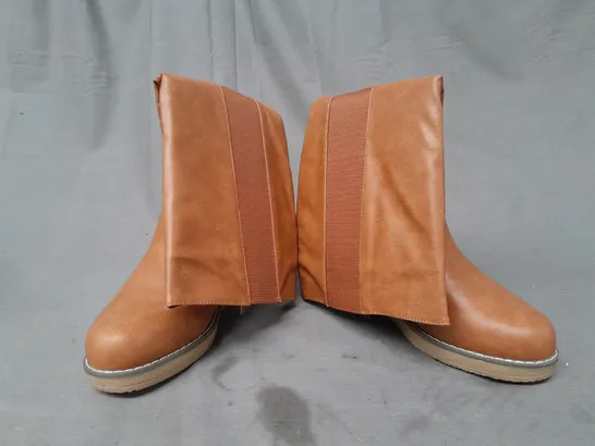 BOXED PAIR OF DESIGNER KNEE-HIGH BOOTS IN TAN SIZE 5