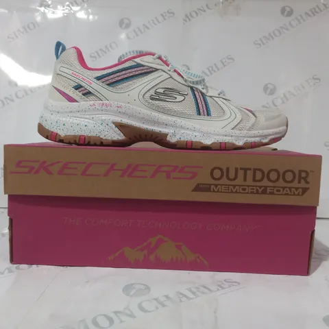 BOXED PAIR OF SKECHERS MEMORY FOAM TRAIL SHOES IN WHITE/BLUE/FUCHSIA SIZE 6