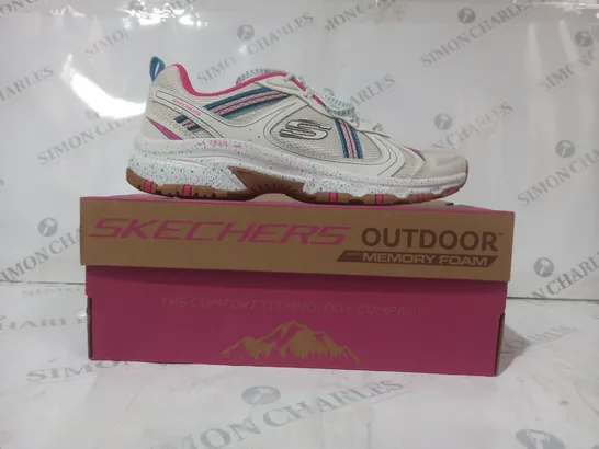 BOXED PAIR OF SKECHERS MEMORY FOAM TRAIL SHOES IN WHITE/BLUE/FUCHSIA SIZE 6