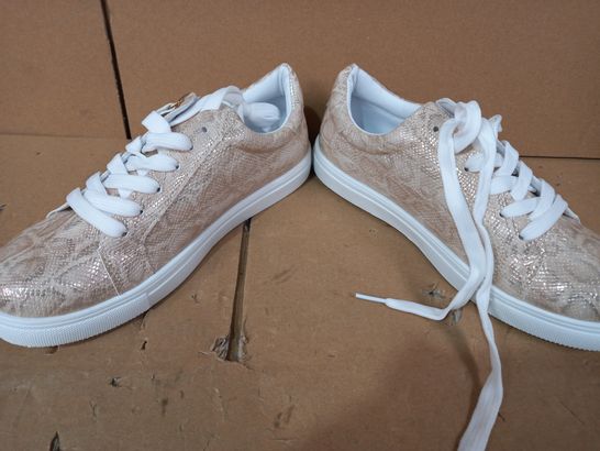 BOXED PAIR OF DESIGNER TRAINERS IN SNAKESKIN EFFECT EU SIZE 40