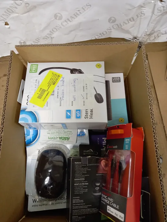 LOT OF APPROX 10 ASSORTED ELECTRICAL ITEMS TO INCLUDE DAB RADIO, HEADPHONES, SYNC AND CHARGE CABLE ETC