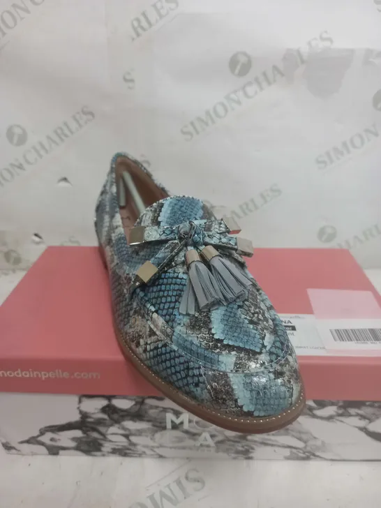 BOXED PAIR OF MODA IN PELLE SHOES IN DENIM SNAKE SIZE 8