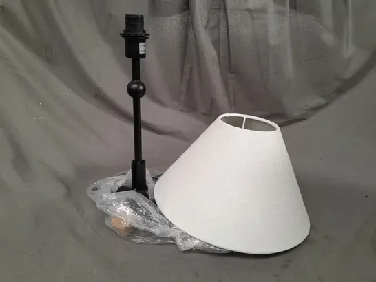 BOXED FARMHOUSE TABLE LAMP