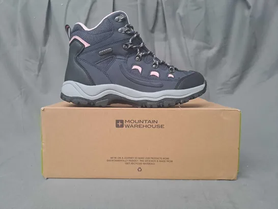 BOXED PAIR OF MOUNTAIN WAREHOUSE ADVENTURER WATERPROOF WALKING BOOTS IN DARK PURPLE/PINK UK SIZE 5