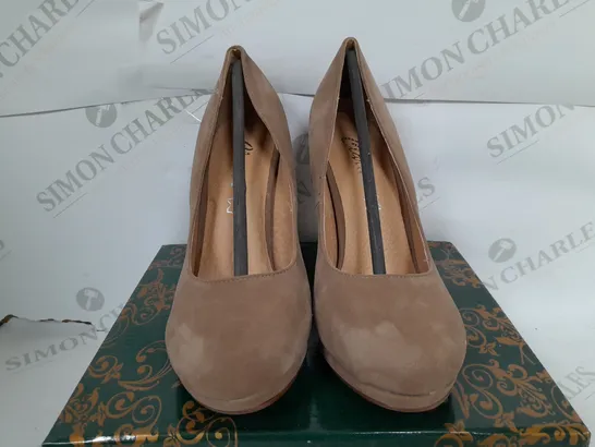 BOXED PAIR OF CLARAS CLOSED TOE THIN BLOCK HEELS IN CAMEL - SIZE 36