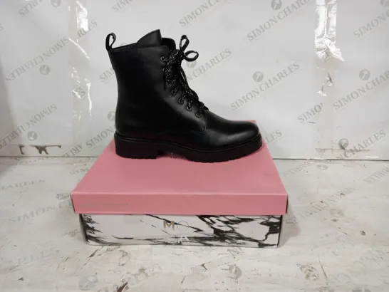 BOXED PAIR OF MODA IN PELLE CIRRA LACE UP LEATHER BOOTS IN BLACK EU SIZE 38