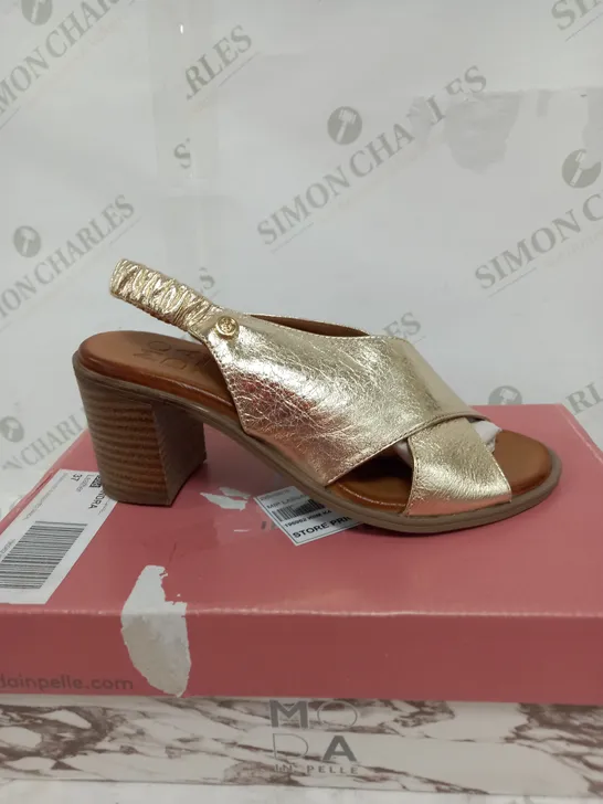 UNBOXED MODA IN PELLE LASSANDRA SANDAL IN GOLD SIZE 4