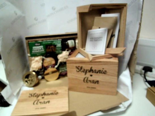 LOT OF 4 ASSORTED GIFT ITEMS, TO INCLUDE PERSONALISED PHOTO BOXES, PERSONALISED SUNDIAL & CHEESE + CHUTNEY SET