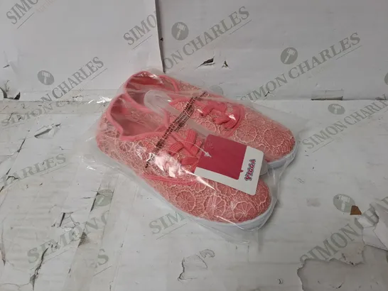 APPROXIMATELY 15 PAIRS OF BAGGED YIGGA PINK FLORAL TRAINERS - VARIOUS SIZES 