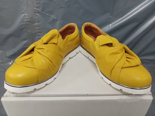 BOXED MODA IN PELLE ANETTE LEATHER BOW TWIST UPPER WITH FLEX SOLE TRAINERS IN YELLOW - SIZE 6