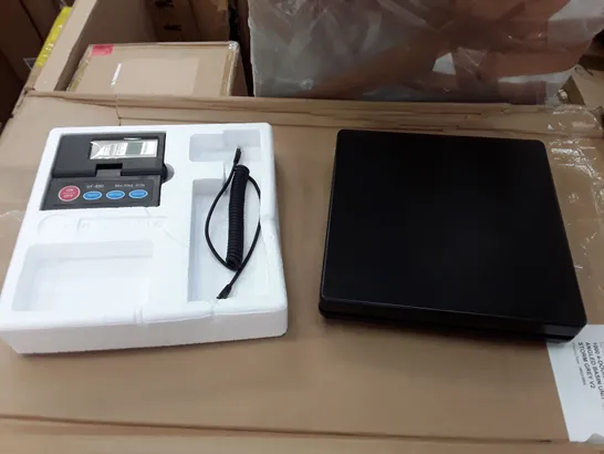 BOX CONTAINING 4 ELECTRONIC POSTAL SCALES