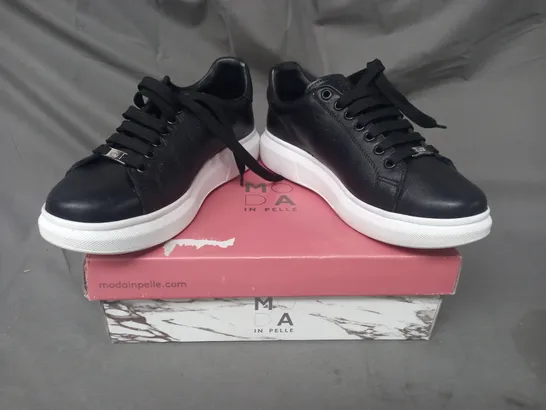 BOXED PAIR OF MODA IN PELLE BRIDGETTE TRAINERS IN BLACK SIZE 7