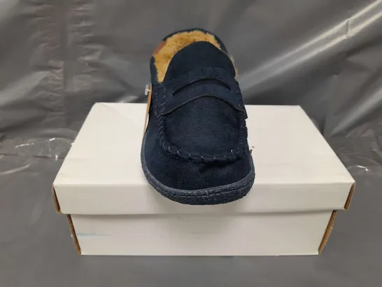 BOXED PAIR OF JO & JOE MINI KIDS SLIPPERS IN NAVY SIZE 11