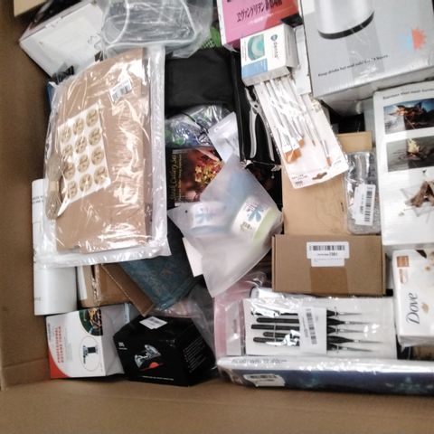 PALLET OF APPROXIMATELY 175 ASSORTED HOUSEHOLD PRODUCTS TO INCLUDE DESIGNER BUTANE TORCH, JELLAS DETAIL SANDER, CRESIMO VACUUM AIRPOT,  LPM FIGURINE, DESIGNER PAINT BRUSH SET ETC
