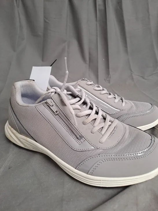 VIONIC AGILE CASSIS ZIP TRAINERS IN SLATE - SIZE 6.5