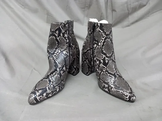 BOXED PAIR OF STEVE MADDEN ANKLE BOOTS IN GREY/OTHER SNAKE EU SIZE 41