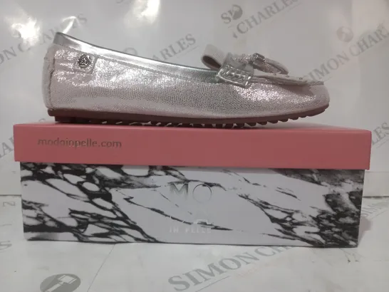 BOXED PAIR OF MODA IN PELLE ETHELIA LOAFERS IN SILVER SIZE 7