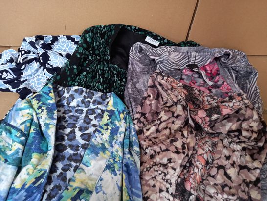 LOT OF 5 ITEMS INCLUDING DRESSES, TOPS (SIZES 12, M)