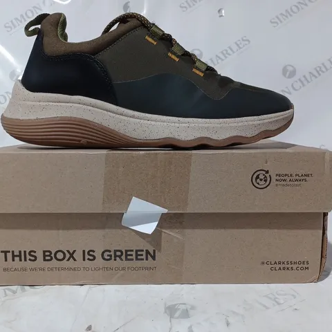 BOXED PAIR OF CLARKS JAUNT LACE SHOES IN DARK OLIVE SIZE 7