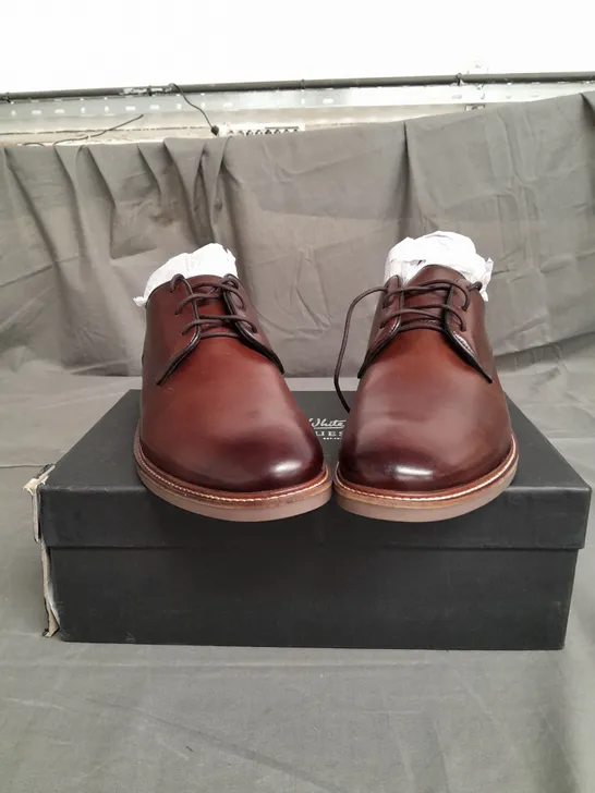 BOXED PAIR OF JOHN WHITE ROUGES SHOES SIZE 9