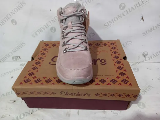 BOXED PAIR OF SKECHERS MEMORY FOAM SHOES IN PINK UK SIZE 6