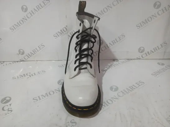 PAIR OF DR MARTENS ANKLE BOOTS IN WHITE UK SIZE 5