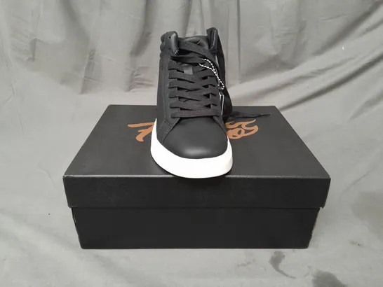 BOXED PAIR OF FUEGO SHOES IN BLACK US SIZE 3.5M/4.5W