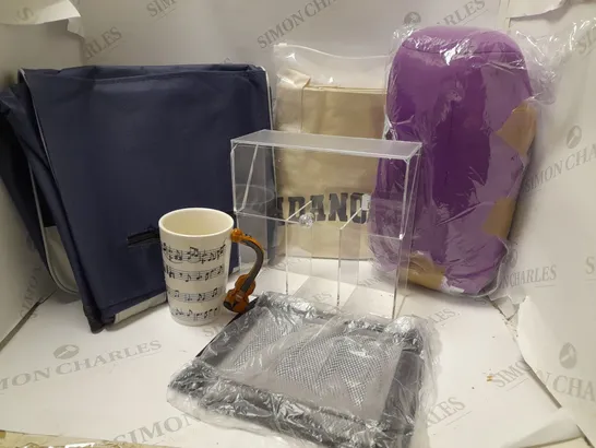 LOT OF APPROX 6 ASSORTED HOUSEHOLD ITEMS TO INCLUDE MUSICAL DESIGN MUG, CLEAR STORAGE ORGANIZER, ADANOLA VARSITY TOTE BAG, ETC