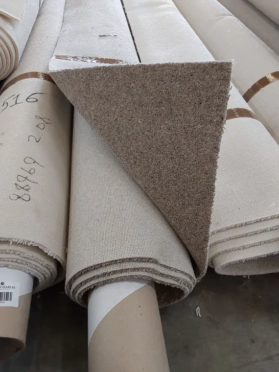 ROLL OF QUALITY GLF DIM HEATHERS CARPET // SIZE: APPROX. 5 X 2.16m