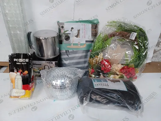 LOT TO CONTAIN APPROXIMATELY 25 HOUSEHOLD PRODUCTS, INCLUDES CHRISTMAS DÉCOR, COVERS, BATH MAT ETC  