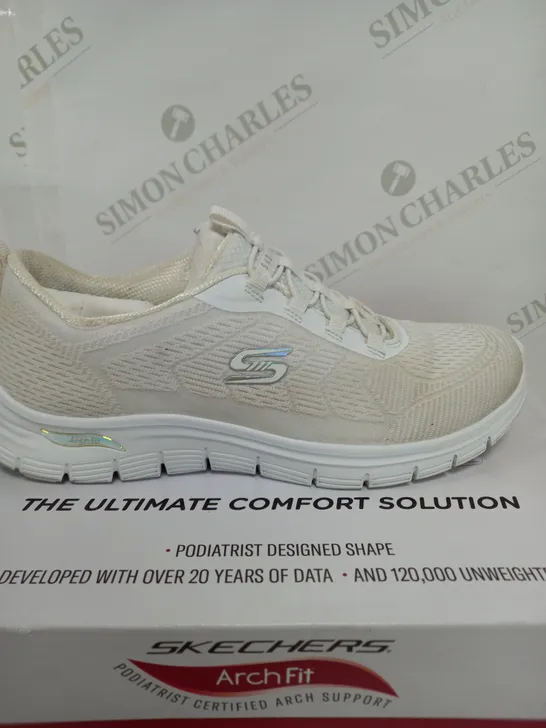 BOXED PAIR OF SKETCHERS BUNGEE TRAINERS IN WHITE SIZE 6