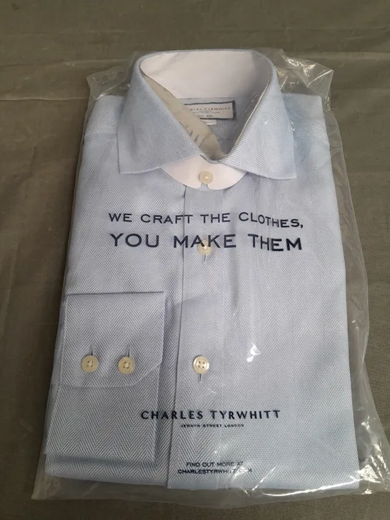 CHARLES TYRWHITT HERRINGBONE CUTAWAY SLIM FIT SHIRT IN SKY BLUE SIZE 15/33"