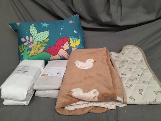 LARGE BOX OF ASSORTED ITEMS TO INCUDE OVEN GLOVES, BED SHEETS AND TOWELS