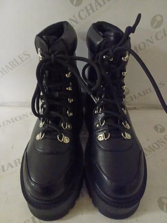 PAIR OF KOI WOMEN'S HYDRA ALL BLACK MATRIX PLATFORM BOOTS SIZE 6