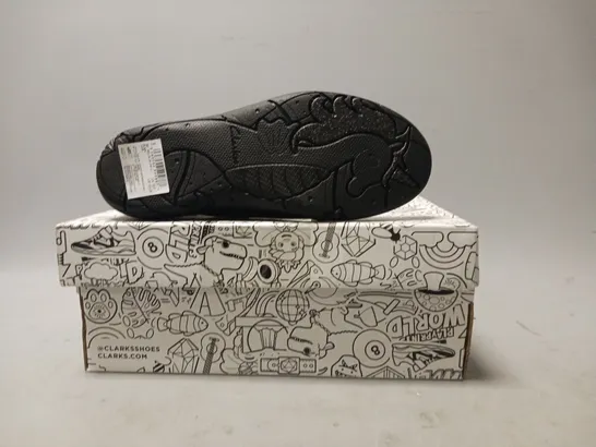 BOXED PAIR OF CLARKS PLAY PRINTS RELDA GLOW KIDS SHOES IN GLOSSY BLACK UK SIZE 13