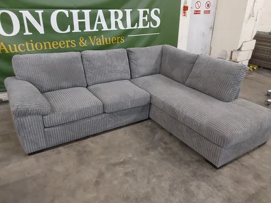 DESIGNER CORNER SOFA UPHOLSTERED IN GREY FABRIC 