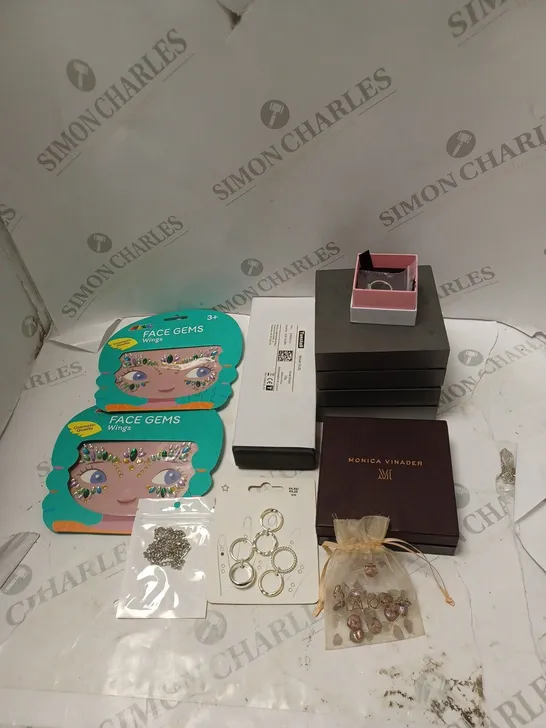 APPROXIMATELY 25 ASSORTED JEWELLERY ITEMS TO INCLUDE WATCHES, RINGS AND FACE GEMS