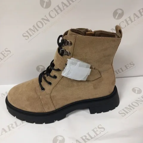 ASOS BOOTS SIZE  5W