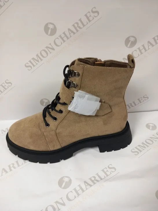 ASOS BOOTS SIZE  5W