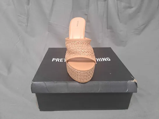 BOXED PAIR OF PRETTY LITTLE THING OPEN TOE PLATFORM HIGH BLOCK HEEL SHOES IN TAN SIZE 6