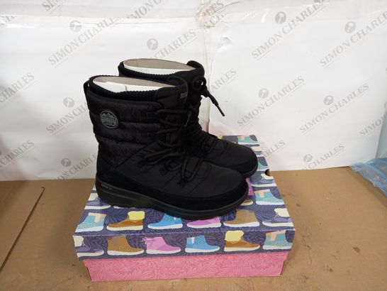 BOXED PAIR OF SKECHERS "GO WALK" BLACK QUILTED MID-CALF SNOW BOOTS, UK SIZE 6